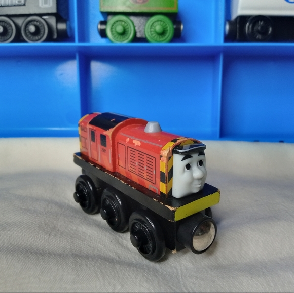 Vintage Thomas the Tank Engine & Friends storage case w/ 4 wooden train pieces - Picture 8 of 16